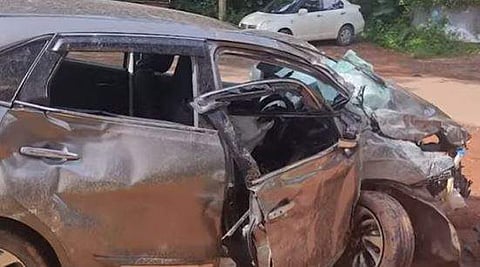 അപകടത്തില്‍പ്പെട്ട ആകാശ് തില്ലങ്കേരി സഞ്ചരിച്ച കാര്‍, ടെലിവിഷന്‍ ചിത്രം