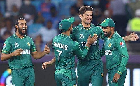 സഹ താരങ്ങൾക്കൊപ്പം വിക്കറ്റ് നേട്ടം ആഘോഷിക്കുന്ന ഷഹീൻ ഷാ അഫ്രീദി/ ഫോട്ടോ: ട്വിറ്റർ