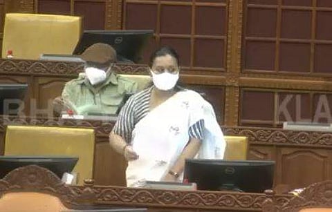 നിയമസഭയില്‍ മറുപടി പറയുന്ന വീണാ ജോര്‍ജ്‌