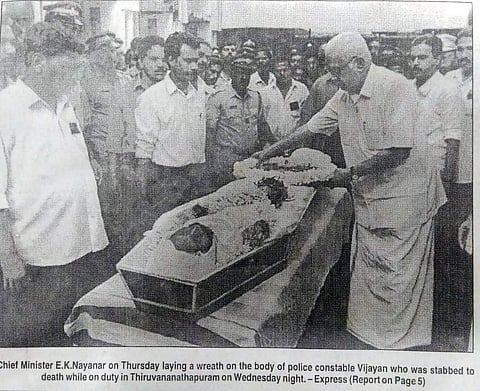 കുത്തേറ്റു മരിച്ച പൊലീസ് ഉദ്യോ​ഗസ്ഥൻ വിജയന്റെ മൃ‍തദേഹത്തിൽ മുഖ്യമന്ത്രി ഇകെ നായനാർ അന്തിമോപചാരം അർപ്പിക്കുന്നു