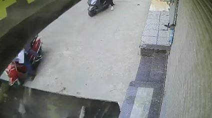 റോഡില്‍ പെട്ടെന്ന് രൂപപ്പെട്ട ഗര്‍ത്തില്‍ വിദ്യാര്‍ഥിനികള്‍ സഞ്ചരിച്ച സ്‌കൂട്ടര്‍ വീഴുന്ന ദൃശ്യം