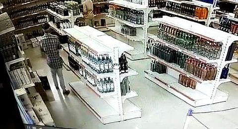 മദ്യവില്‍പ്പനശാലയിലെ മോഷണത്തിന്റെ ദൃശ്യം