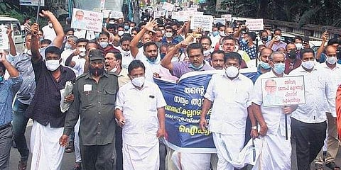 പാലാ ബിഷപ്പിന് പിന്തുണ പ്രഖ്യാപിച്ചുകൊണ്ട് കത്തോലിക്കാ ബിഷപ് ഹൗസിലേക്ക് വിശ്വാസികൾ നടത്തിയ റാലി