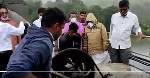 മുല്ലപ്പെരിയാര്‍ സ്പില്‍വേ ഷട്ടറുകള്‍ ഉയര്‍ത്തുന്നു/വിഡിയോ ദൃശ്യം