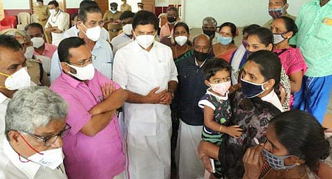 മന്ത്രിമാരായ കെ രാജനും റോഷി അ​ഗസ്റ്റിനും ദുരുതാശ്വാസ ക്യാമ്പ് സന്ദർശിക്കുന്നു/ ഫെയ്സ്ബുക്ക് ചിത്രം