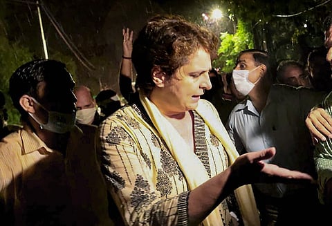 പ്രിയങ്ക ഗാന്ധിയെ യുപി പൊലീസ് തടഞ്ഞപ്പോള്‍/പിടിഐ