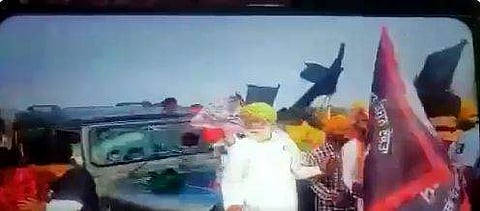 കര്‍ഷകര്‍ക്ക് നേരെ വാഹനം ഇടിച്ചു കയറ്റുന്നതിന്റെ വീഡിയോയില്‍ നിന്ന്