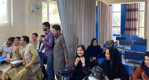 അഫ്​ഗാനിലെ ഒരു സ്വകാര്യ സർവകലാശാലയിലെ ക്ലാസ് മുറി. ആൺ‌ കുട്ടികളേയും പെൺകുട്ടികളേയും കർട്ടൻ വച്ച് മറച്ച നിലയിൽ/ ട്വിറ്റർ