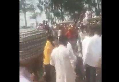 കാര്‍ ഇടിച്ചുകയറ്റിയിതന് പിന്നാലെ പ്രതിഷേധിക്കുന്ന കര്‍ഷകര്‍