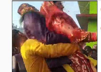 വിവാഹ ചടങ്ങിനിടെ വധുവരന്മാരെ പിടിച്ചുയര്‍ത്തുമ്പോള്‍