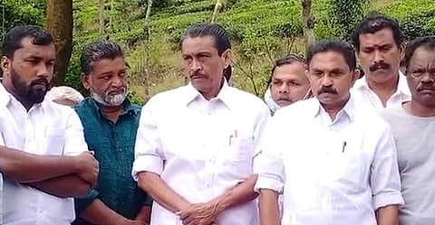 കോണ്‍ഗ്രസിന്റെ പ്രതിഷേധ പരിപാടിയില്‍ സി പി മാത്യു സംസാരിക്കുന്നു