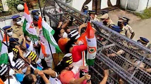 മരട് പൊലീസ് സ്റ്റേഷനിലേക്ക് നടത്തിയ മഹിളാ കോണ്‍ഗ്രസ് മാര്‍ച്ച്  തടയുന്നു