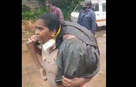 യുവാവിനെ തോളിലേറ്റിയുള്ള പൊലീസ് ഉദ്യോഗസ്ഥയുടെ രക്ഷാപ്രവര്‍ത്തനം