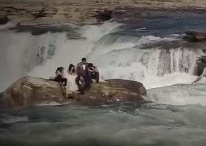 വെള്ളച്ചാട്ടത്തിന് സമീപം കുടുങ്ങിയ വധു വരന്‍മാര്‍