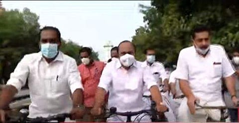എംഎൽഎമാർ സൈക്കിൾ ചവിട്ടി നിയമസഭയിലേക്ക് പോകുന്നു/ ടെലിവിഷൻ ദൃശ്യം