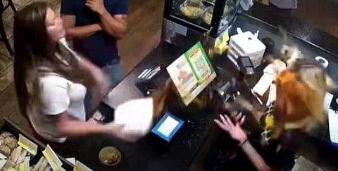 യുവതിയുടെ മുഖത്തേയ്ക്ക് സൂപ്പ് വലിച്ചെറിയുന്ന ദൃശ്യം