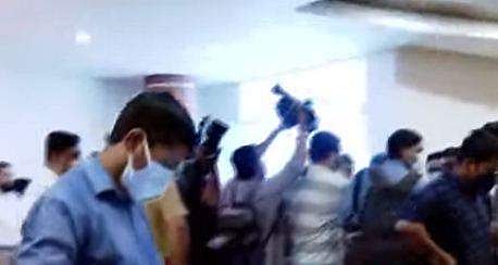 രഹസ്യഗ്രൂപ്പ് യോഗം റിപ്പോര്‍ട്ട് ചെയ്യാനെത്തിയ മാധ്യമപ്രവര്‍ത്തകര്‍