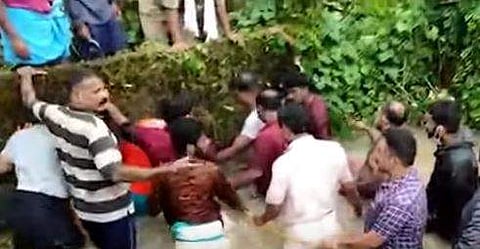 വേളൂക്കരയില്‍ കനാലില്‍ വീണ കുട്ടിയ്ക്കായി തെരച്ചില്‍ നടത്തുന്ന ദൃശ്യം