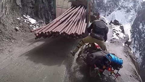 ലോറിയെ മറികടക്കാന്‍ ശ്രമിക്കുന്നതിനിടെ ബൈക്ക് തെന്നിവീഴുന്നു