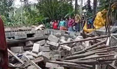 തകര്‍ന്നുവീണ വീടിന്റെ ടെലിവിഷന്‍ ദൃശ്യം