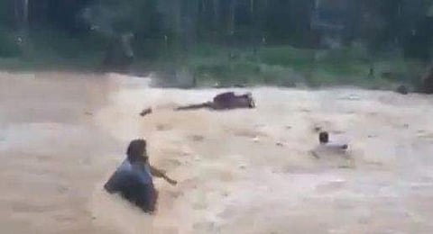 കനത്ത മഴയില്‍ ഒഴുകിപ്പോയ പിക് അപ് വാന്‍