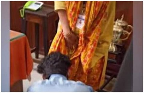 വിദ്യാര്‍ത്ഥിയെക്കൊണ്ട് പ്രിന്‍സിപ്പല്‍ കാലുപിടിപ്പിക്കുന്നതിന്റെ ചിത്രം എംഎസ്എഫ് പുറത്തുവിട്ടത്/ടെലിവിഷന്‍ വിഷ്വല്‍