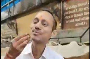 ഗുണമേന്മ വിവരിക്കാന്‍ ചാണകം കഴിച്ച് കാണിക്കുന്ന ഡോക്ടറിന്റെ ദൃശ്യം