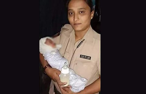 രക്ഷിച്ച കുഞ്ഞുമായി പൊലീസ് ഉദ്യോഗസ്ഥ