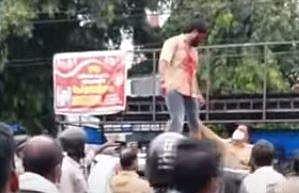 കാറിന്റെ മുകളില്‍ കയറിയ പ്രതിയെ പിടികൂടാന്‍ പൊലീസിന്റെ ശ്രമം