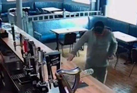 പബ്ബില്‍ ഗ്ലാസില്‍ നിന്ന് ബിയര്‍ സ്വയം പകര്‍ന്നു നല്‍കുന്ന ദൃശ്യം