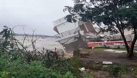 കനത്തമഴയില്‍ വീട് പുഴയില്‍ ഒലിച്ചുപോകുന്നു