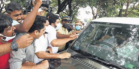 വൈറ്റിലയിലെ കോണ്‍ഗ്രസ് പ്രവര്‍ത്തകരുടെ റോഡ് ഉപരോധം