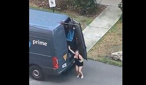 ഡെലിവറി വാഹനത്തില്‍ നിന്ന് പുറത്തിറങ്ങുന്ന യുവതി