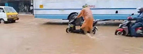 അടിവാരം ടൗണില്‍ വെള്ളം കയറിയപ്പോള്‍/ ടെലിവിഷന്‍ ദൃശ്യം