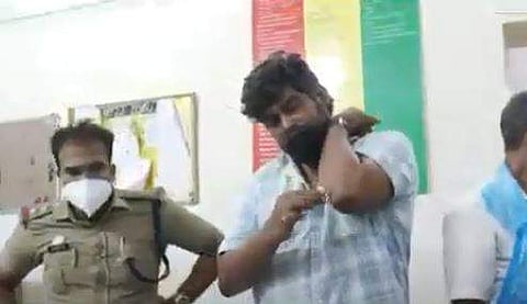 മുറിവ് പറ്റിയ ഭാഗത്ത് പഞ്ഞി ഉപയോഗിച്ച് തുടയ്ക്കുന്ന ജോജു/വീഡിയോ സ്‌ക്രീന്‍ഷോട്ട് 