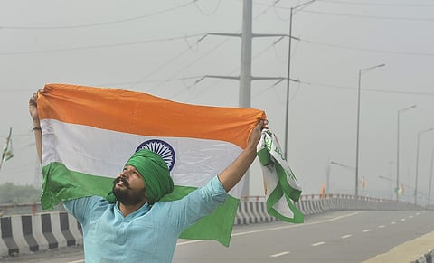 നിയമങ്ങള്‍ പിന്‍വലിക്കുമെന്ന പ്രധാനമന്ത്രിയുടെ പ്രഖ്യാപനത്തില്‍ സന്തോഷം പ്രകടിപ്പിക്കുന്ന കര്‍ഷകന്‍/പിടിഐ