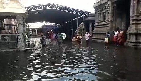 വെല്ലൂരിലെ പ്രമുഖ ക്ഷേത്രമായ ജലകണേ്ഠശ്വരര്‍ ക്ഷേത്രത്തില്‍ വെള്ളം കയറിയപ്പോള്‍