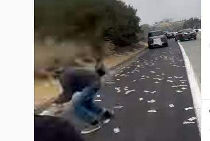 ട്രക്കില്‍ നിന്ന് നോട്ടുകള്‍ ചിതറിവീണ നിലയില്‍