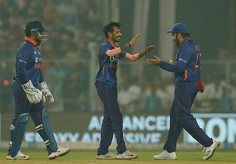 വിക്കറ്റ് നേട്ടം ആഘോഷിക്കുന്ന ചഹലും രോഹിത് ശർമ്മയും/ ചിത്രം: ട്വിറ്റർ