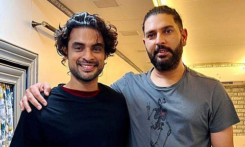 'മിന്നൽ' ബാറ്റ്സ്മാനൊപ്പം 'മിന്നൽ മുരളി', യുവരാജിനെ കണ്ട സന്തോഷത്തിൽ ടൊവിനോ; വൈറൽ