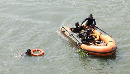 ഡിവിആറിന് വേണ്ടി കായലില്‍ തെരച്ചില്‍ നടത്തുന്നു/എക്‌സ്പ്രസ്‌