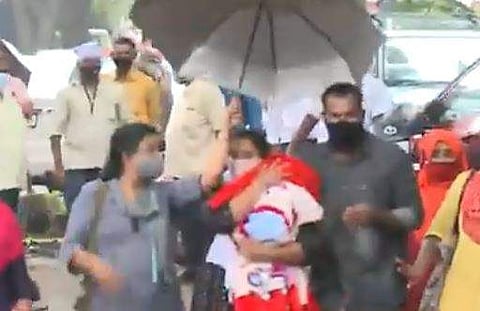 കുഞ്ഞുമായി കോടതിയില്‍ നിന്ന് ഇറങ്ങുന്ന അനുപമയും അജിത്തും