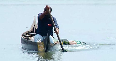 മൃതദേഹം കരയ്‌ക്കെത്തിക്കുന്ന പൊലീസുകാരന്‍