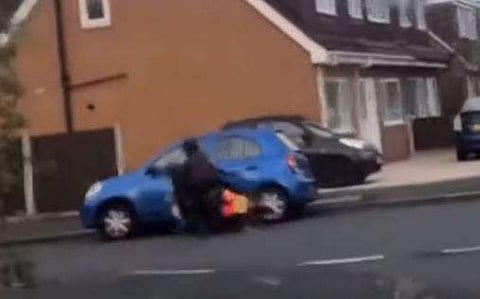 നിയന്ത്രണം വിട്ട് സ്‌കൂട്ടര്‍ കാറില്‍ ഇടിക്കുന്ന ദൃശ്യം