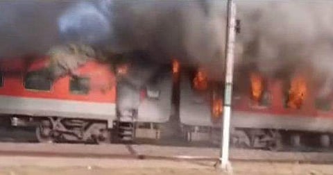 തീ പിടിച്ച ട്രെയിന്റെ വീഡിയോ ദൃശ്യം