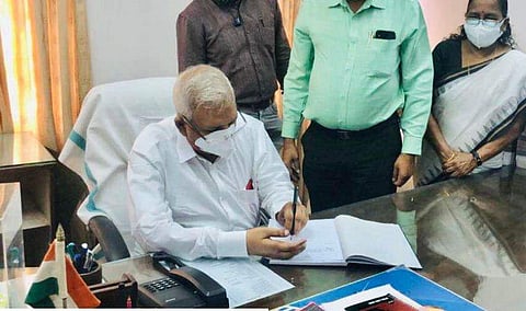 പി ജയരാജൻ ഖാദി ബോർഡ് വൈസ് ചെയർമാനായി ചുമതലയേറ്റു/ ഫെയ്സ്ബുക്ക് ചിത്രം