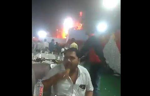 പിന്നില്‍ തീ ആളിപ്പടരുന്നത് കണ്ടിട്ടും ഭക്ഷണത്തില്‍ ശ്രദ്ധ കേന്ദ്രീകരിച്ച് അതിഥി