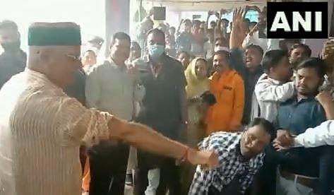 ചടങ്ങിന്റെ ഭാഗമായി ചാട്ട കൊണ്ടുള്ള അടി വാങ്ങുന്ന ഛത്തീസ്ഗഡ് മുഖ്യമന്ത്രി, എഎന്‍ഐ