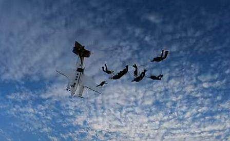 ്‌കൈ ഡൈവേഴ്‌സ് കൂട്ടത്തോടെ വിമാനത്തില്‍ നിന്ന് ചാടുന്നു