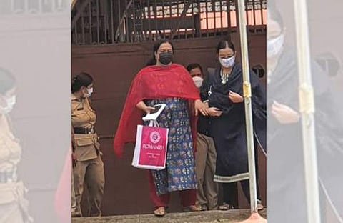 സ്വപ്‌ന സുരേഷ് അമ്മയ്‌ക്കൊപ്പം ജയിലിനു പുറത്തേക്ക്/വിന്‍സെന്റ് പുളിക്കല്‍